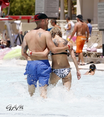 Sarah_and_Mark_relaxing_in_a_pool_in_Las_Vegas_08_08_13_281329.jpg