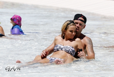 Sarah_and_Mark_relaxing_in_a_pool_in_Las_Vegas_08_08_13_281629.jpg