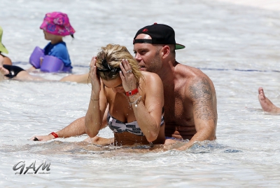 Sarah_and_Mark_relaxing_in_a_pool_in_Las_Vegas_08_08_13_281729.jpg