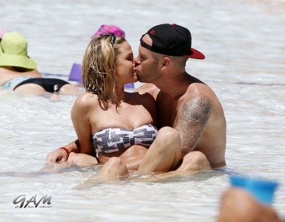 Sarah_and_Mark_relaxing_in_a_pool_in_Las_Vegas_08_08_13_281929.jpg