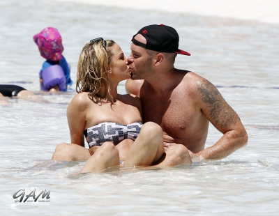 Sarah_and_Mark_relaxing_in_a_pool_in_Las_Vegas_08_08_13_282029.jpg