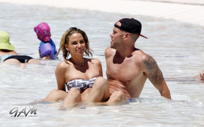 Sarah_and_Mark_relaxing_in_a_pool_in_Las_Vegas_08_08_13_282129.jpg