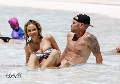 Sarah_and_Mark_relaxing_in_a_pool_in_Las_Vegas_08_08_13_282229.jpg