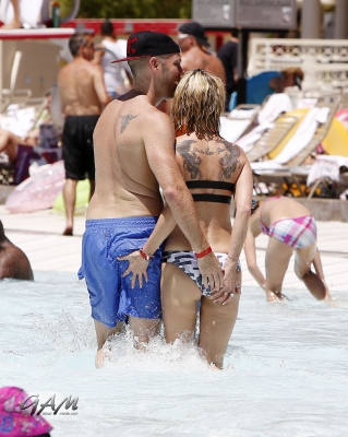 Sarah_and_Mark_relaxing_in_a_pool_in_Las_Vegas_08_08_13_282329.jpg