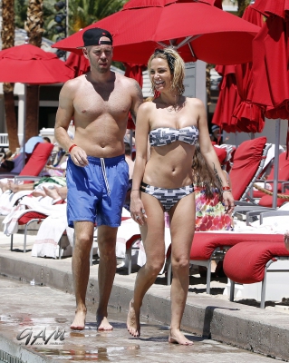 Sarah_and_Mark_relaxing_in_a_pool_in_Las_Vegas_08_08_13_282529.jpg