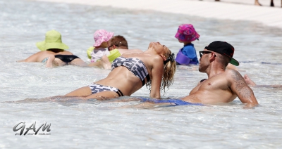 Sarah_and_Mark_relaxing_in_a_pool_in_Las_Vegas_08_08_13_282729.jpg