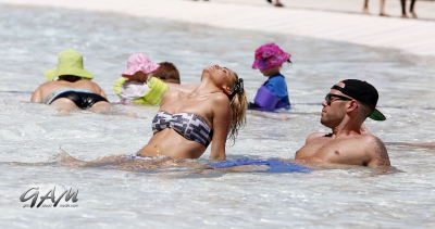 Sarah_and_Mark_relaxing_in_a_pool_in_Las_Vegas_08_08_13_282829.jpg
