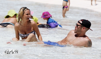 Sarah_and_Mark_relaxing_in_a_pool_in_Las_Vegas_08_08_13_282929.jpg