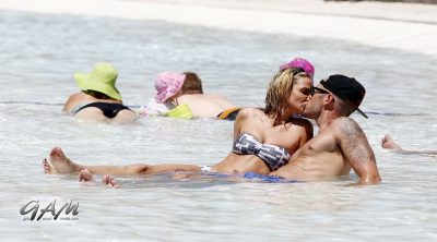 Sarah_and_Mark_relaxing_in_a_pool_in_Las_Vegas_08_08_13_28429.jpg