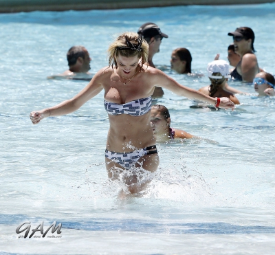 Sarah_and_Mark_relaxing_in_a_pool_in_Las_Vegas_08_08_13_28529.jpg