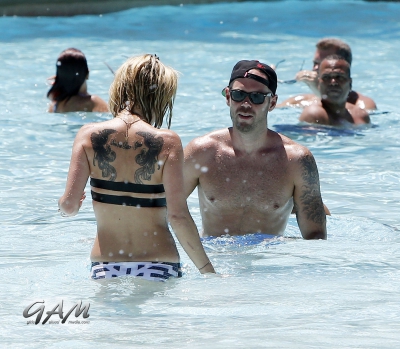 Sarah_and_Mark_relaxing_in_a_pool_in_Las_Vegas_08_08_13_28629.jpg