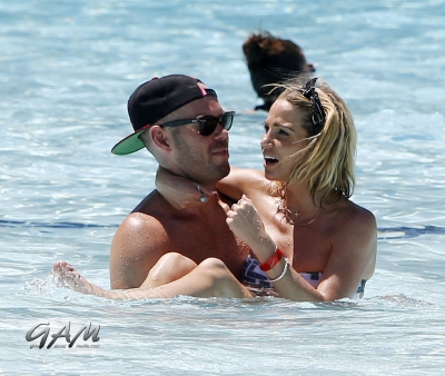 Sarah_and_Mark_relaxing_in_a_pool_in_Las_Vegas_08_08_13_28729.jpg