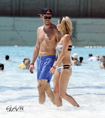 Sarah_and_Mark_relaxing_in_a_pool_in_Las_Vegas_08_08_13_28829.jpg