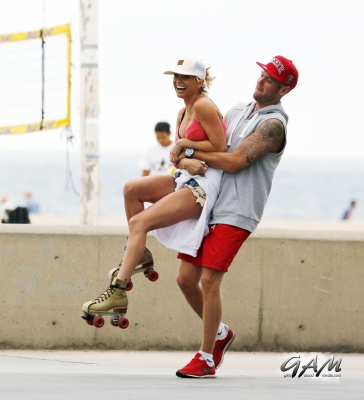 Sarah_and_Mark_rollerblading___bike_riding_on_Venice_Beach_17_08_13_281229.jpg