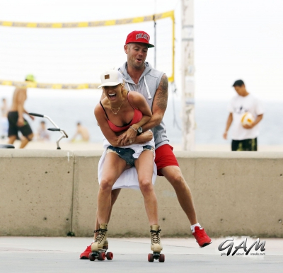 Sarah_and_Mark_rollerblading___bike_riding_on_Venice_Beach_17_08_13_281329.jpg