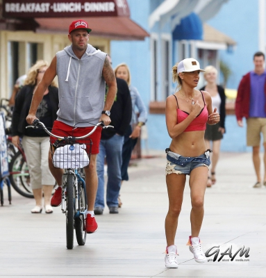 Sarah_and_Mark_rollerblading___bike_riding_on_Venice_Beach_17_08_13_282129.jpg