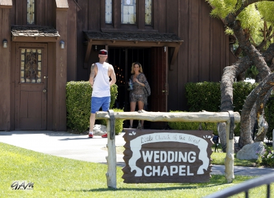 Sarah_and_Mark_seen_looking_around_a_Wedding_Chapel_in_Vegas_08_08_13_28129.jpg