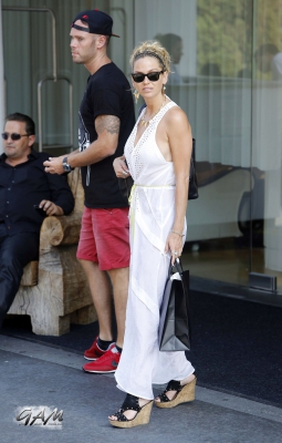 Sarah_Harding_leaving_a_hotel_in_LA_20_08_13_281029.jpg