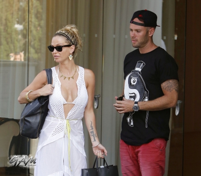 Sarah_Harding_leaving_a_hotel_in_LA_20_08_13_28429.jpg