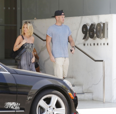 Sarah_and_Mark_seen_at_William_Morris_Entertainment_Agency_14_08_13_28129.jpg