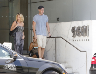 Sarah_and_Mark_seen_at_William_Morris_Entertainment_Agency_14_08_13_28229.jpg