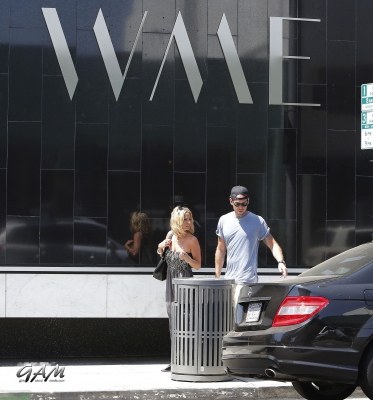Sarah_and_Mark_seen_at_William_Morris_Entertainment_Agency_14_08_13_28329.jpg