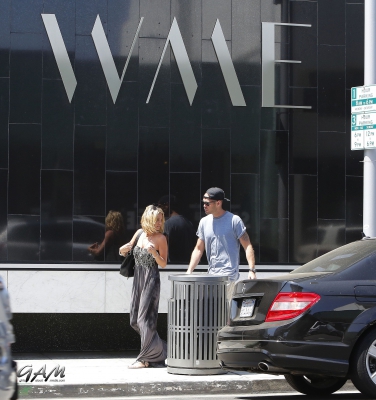 Sarah_and_Mark_seen_at_William_Morris_Entertainment_Agency_14_08_13_28429.jpg