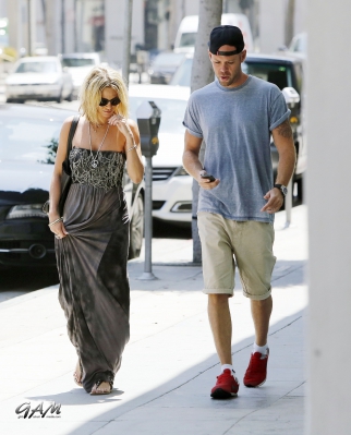 Sarah_and_Mark_seen_at_William_Morris_Entertainment_Agency_14_08_13_28529.jpg