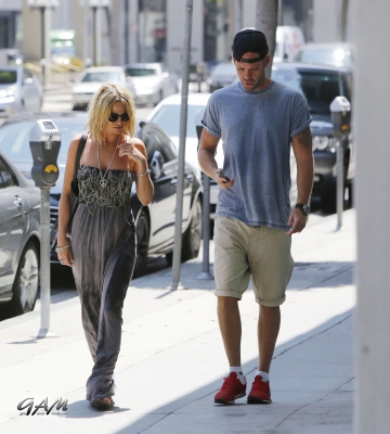 Sarah_and_Mark_seen_at_William_Morris_Entertainment_Agency_14_08_13_28629.jpg