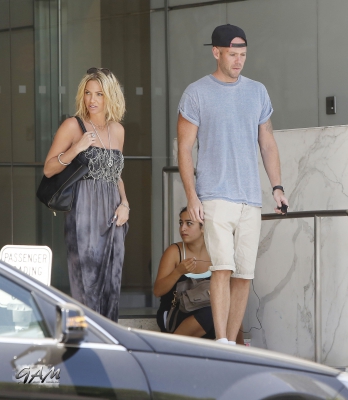 Sarah_and_Mark_seen_at_William_Morris_Entertainment_Agency_14_08_13_28729.jpg