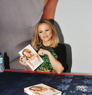 Kimberley_Walsh_at_her_book_signing_at_WHSmith2C_Liverpool_ONE_26_09_13_28829.jpg