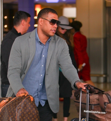 Nadine_Coyle_and_Jason_Bell_at_Heathrow_airport_27_09_13_282129.jpg