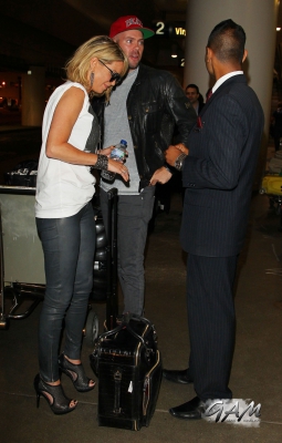 Sarah_and_Mark_arrive_at_LAX_airport_from_London_18_09_13_281029.jpg