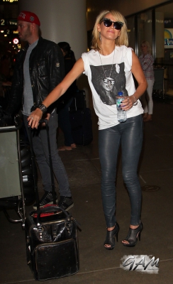 Sarah_and_Mark_arrive_at_LAX_airport_from_London_18_09_13_281329.jpg