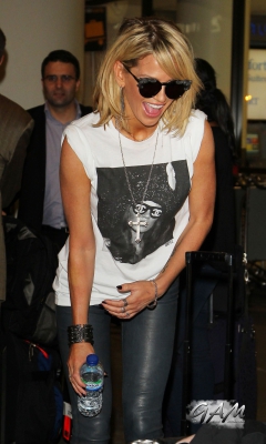 Sarah_and_Mark_arrive_at_LAX_airport_from_London_18_09_13_281929.jpg