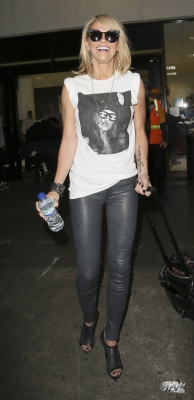 Sarah_and_Mark_arrive_at_LAX_airport_from_London_18_09_13_282629.jpg