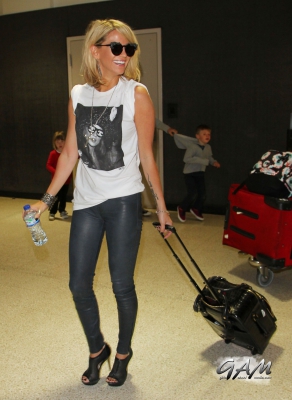 Sarah_and_Mark_arrive_at_LAX_airport_from_London_18_09_13_28329.jpg