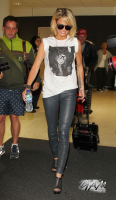 Sarah_and_Mark_arrive_at_LAX_airport_from_London_18_09_13_28429.jpg