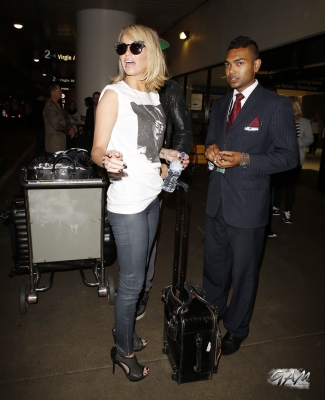 Sarah_and_Mark_arrive_at_LAX_airport_from_London_18_09_13_285329.jpg