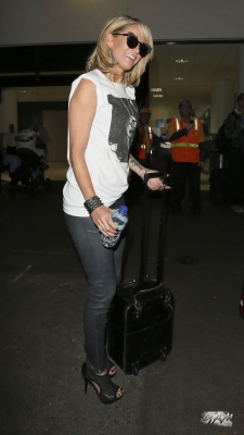 Sarah_and_Mark_arrive_at_LAX_airport_from_London_18_09_13_286629.jpg