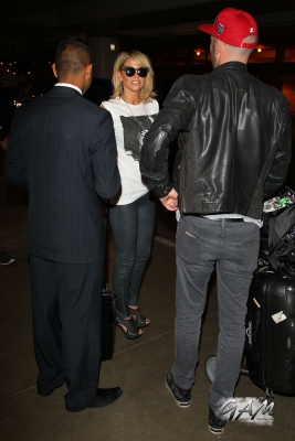 Sarah_and_Mark_arrive_at_LAX_airport_from_London_18_09_13_28929.jpg