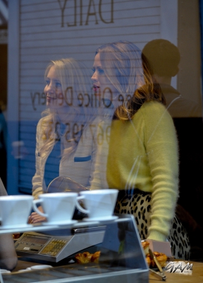 Kimberley_Walsh_out_in_the_West_End2C_London_23_09_13_28929.jpg
