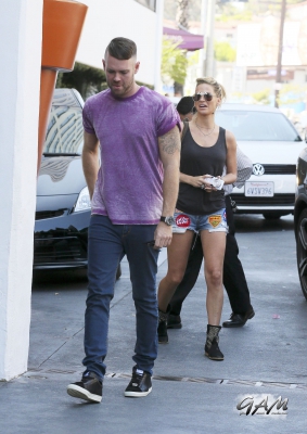 Sarah_and_Mark_house_hunting_in_Beverly_Hills_18_09_13_281129.jpg
