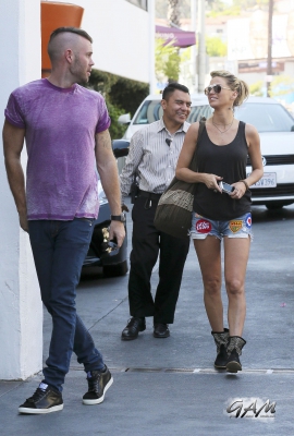 Sarah_and_Mark_house_hunting_in_Beverly_Hills_18_09_13_28129.jpg