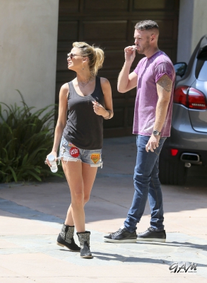 Sarah_and_Mark_house_hunting_in_Beverly_Hills_18_09_13_281829.jpg