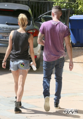 Sarah_and_Mark_house_hunting_in_Beverly_Hills_18_09_13_282729.jpg