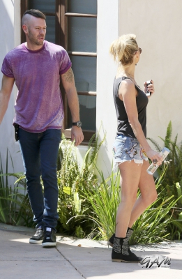 Sarah_and_Mark_house_hunting_in_Beverly_Hills_18_09_13_28629.jpg