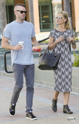 Sarah_and_Mark_seen_at_E21_Style_channel_and_MTV_19_09_13_281129.jpg