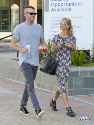 Sarah_and_Mark_seen_at_E21_Style_channel_and_MTV_19_09_13_281329.jpg