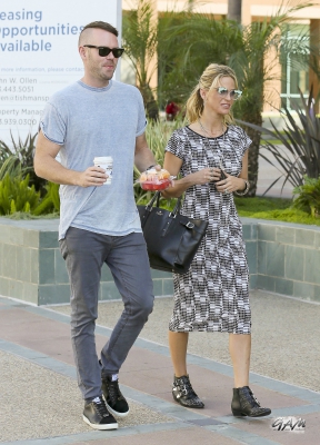 Sarah_and_Mark_seen_at_E21_Style_channel_and_MTV_19_09_13_281429.jpg